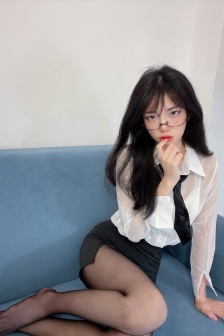 女生坐在上面晃视频
